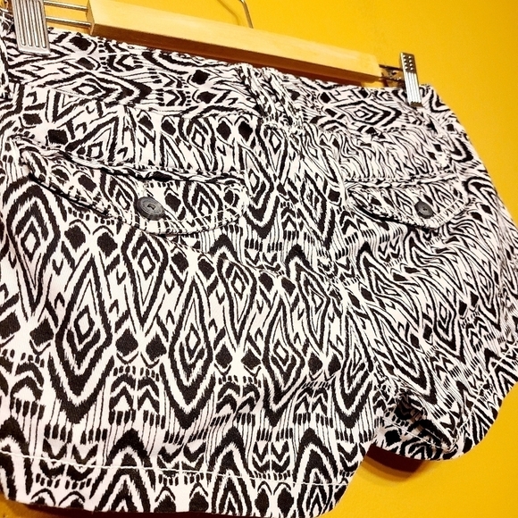American Eagle | Women’s Aztec Print Short Shorts (Size 0) - Picture 9 of 11